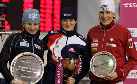 Rychlobruslaka Martina Sáblíková (uprosted) s trofejí za triumf ve SP 2009 na dlouhých tratích