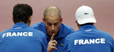 Guy Forget hovoí ke svým hrám Michaelu Llodrovi (vlevo) a Richardu Gasquetovi v utkání Davisova poháru proti esku.