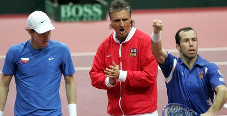 Kapitán Jaroslav Navrátil (uprosted) vsadil v Davis Cupu proti Francii na osvdenou dvojici Berdych, tpánek. Ti ho opt nezklamali.