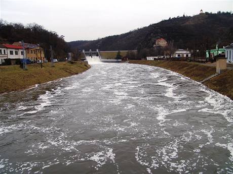 Znojemská pehrada v beznu letoního roku