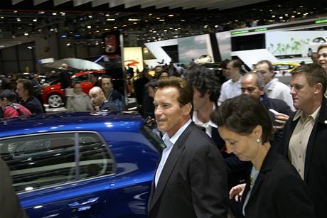 Arnold Schwarzenegger na autosalonu v enevì
