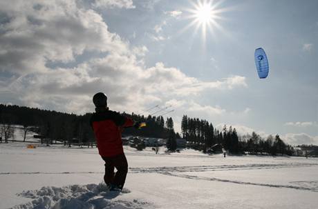 Slunce probleskujc mezi mraky, drak nad hlavou a praan pod snowboardem. Takhle vypad snowkitov idylka.