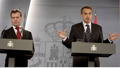 Ruský prezident Dmitrij Medvedv a panlský premiér José Luís Zapatero (3. únor 2009)