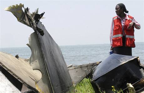 Záchranáka ped troskami letounu iljuin, který se v Ugand zítil do Viktoriina jezera.