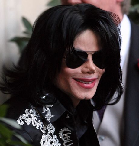 Michael Jackson zemel ve tvrtek po zástav srdce.