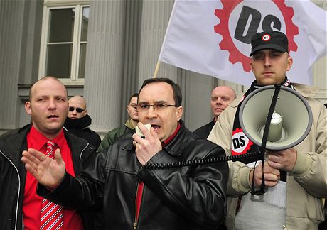 Pedseda Dlnické strany Tomá Vandas hovoí v Brn k píznivcm poté, co soud zamítl vládní návrh na rozputní strany. (4. bezna 2009)
