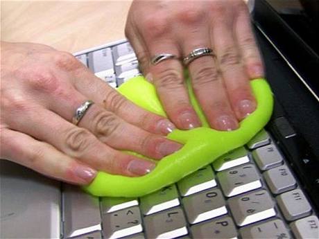 Video: Podívejte se, jak zelený sajrajt vyčistí vaši klávesnici i mobil -  iDNES.cz
