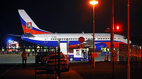 Boeing 737, který ml namíeno do Moskvy, museli v Brn-Tuanech vyproovat hasii. Letadlo sjelo z dráhy. (1. bezna 2009)