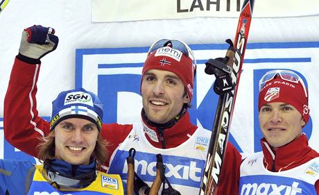 Svtový pohár v severské kombinaci v Lahti vyhrál Magnus Hovdal Moan (uprosted) z Norska, vlevo druhý Fin Anssi Koivuranta a tetí Bill Demong z USA