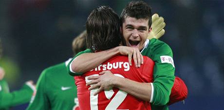 radost fotbalist Wolfsburgu: Jana imnka (vpravo) a gólmana Andre Lenze