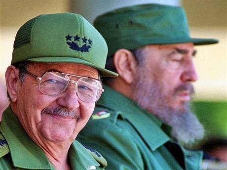 Raúl Castro (vlevo) se svým starím bratrem Fidelem