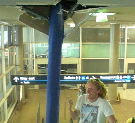 Provinilý pohled Steva Hookera po demolici stropu na letiti v Sydney. 