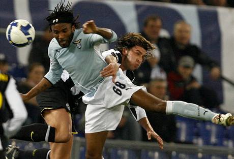 Lazio ím - Juventus: domácí Christian Manfredini v souboji se Zdekem Grygerou. 