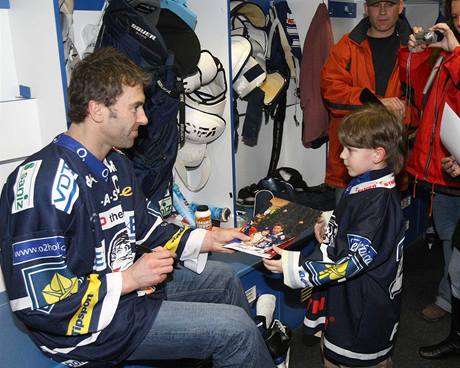 Liberecký hokejista Petr Nedvd se podepisuje malému fanoukovi