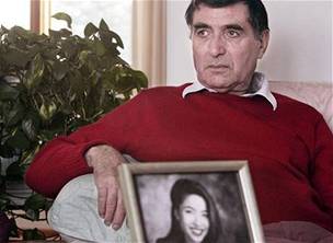 Otec unesené novináky Roxany Saberiové, která podle Íránu nelegáln psobila na jeho území.