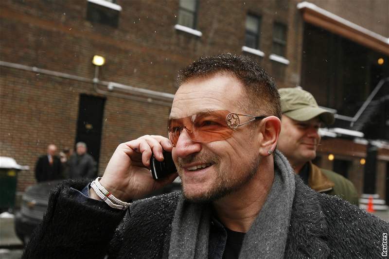 Frontman irských U2 Bono v New Yorku. Kapela hraje celý týden v talkshow Davida Lettermana (3. bezna 2009)