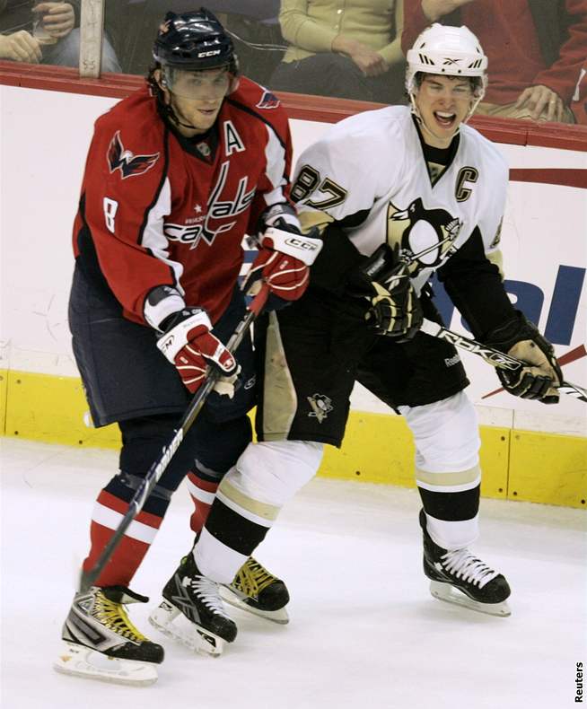 Dv nejvtí hvzdy série Pittsburgh - Washington. Domácí kapitán Sidney Crosby (vlevo) a éf Capitals Alexandr Ovekin