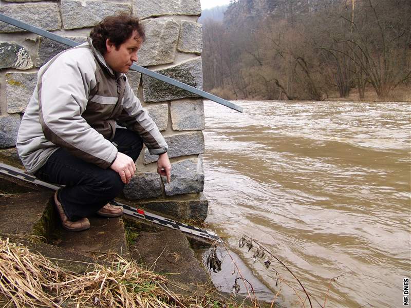 Krom odtávajícího snhu mohou situaci na Morav zhorit i oekávané peháky. Ilustraní foto.