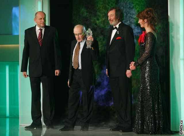Český lev 2009 - Ministr kultury Václav Jehlička předává cenu Juraji Herzovi