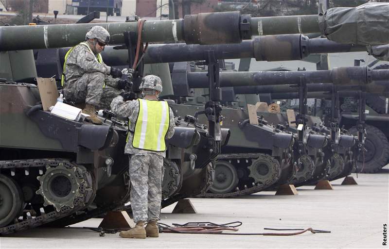 Amerití vojáci se v Jiní Koreji pipravují na spolené vojenské cviení s jihokorejskou armádou (5. bezen 2009)
