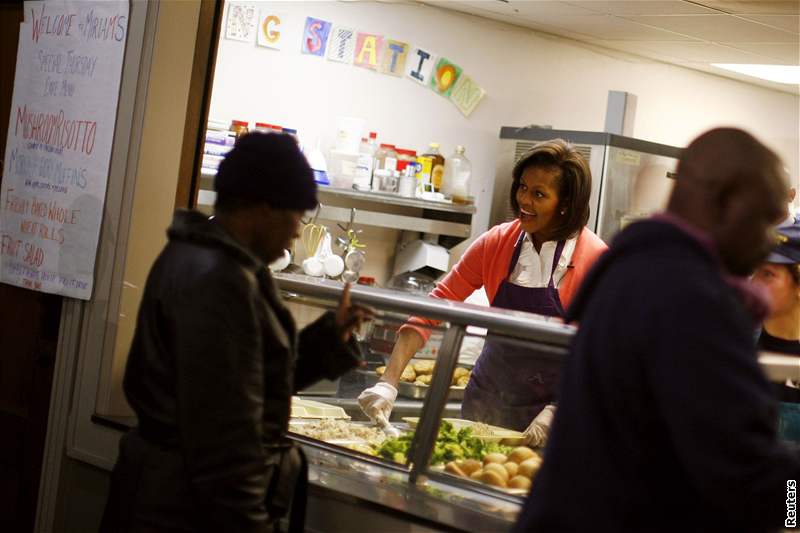 První dáma Spojených stát Michelle Obamová vydávala ve tvrtek ve vyvaovn pro chudé ve Washingtonu jídlo potebným (5. bezen 2009)