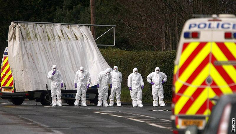 Kriminalisté prohledávají místo stelby u britské armádní základny Massereene v Severním Irsku, kde útoníci zabili dva vojáky (8. bezna 2009)