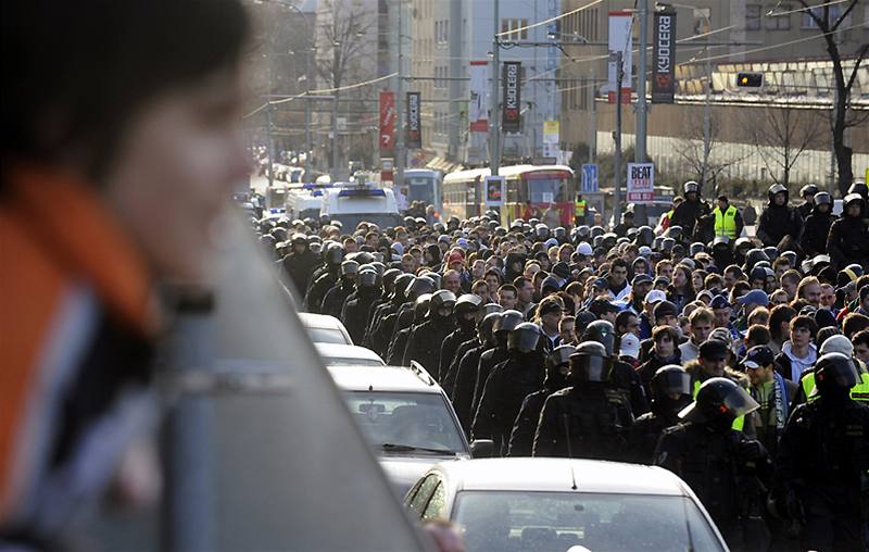 Fanouci Baníku Ostrava pochodují Vrovicemi na fotbalový zápas se Slavií Praha (9. bezna 2009)