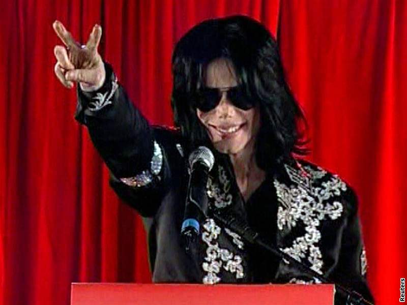 Michael Jackson zdraví fanouky svým typickým I Love You. Víc neekl.