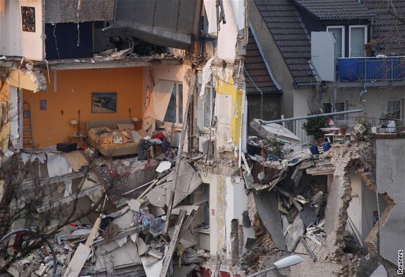 Spolu s budovou archivu spadly v Kolín nad Rýnem i dva sousední domy