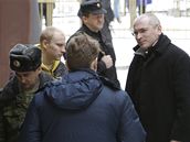 Bývalý ruský ropný magnát Michail Chodorkovskij pijídí k moskevskému soudu (3. bezna 2009)