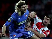 Slavia - Ostrava, domácí Fo�t (vpravo) se p�etla�uje s Neuwirthem.