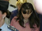 Kate�ina Mauerová p�i p�íchodu k Vrchnímu soudu v Olomouci (4.b�ezna 2009)