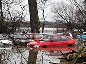 Zaplavené automobily na zahrad� v obci Úh�etická Lhota na Chrudimsku, kde se vylila Novohradka (5. b�ezna 2009)