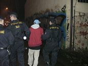 Police odvádí jednoho ze sprejer zadrených v Ostrav (6. bezna 2009)
