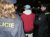 Police odvádí jednoho ze sprejer zadrených v Ostrav (6. bezna 2009)