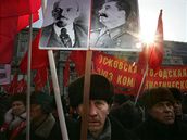 Komunisté se nadechují. Komunistická strana je dnes jediným vá�n�j�ím oponentem Kremlu. Takto její p�íznivci demonstrovali 23. února v Mosv�.