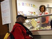 První dáma Spojených stát Michelle Obamová vydávala ve tvrtek ve vyvaovn pro chudé ve Washingtonu jídlo potebným (5. bezen 2009)