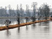 Vylitá �eka Cidlina nedaleko obce Humburky na Královéhradecku