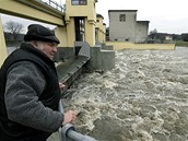 Obyvatel Hodonína pozoruje jez na �ece Morav�, její� hladina v ten okam�ik byla jen �ty�i centimetry od t�etího stupn� povod�ové aktivity. (7. b�ezna 2009)