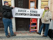 Demonstranti na zasedn Republikov rady Strany zelench (8. bezna 2009)