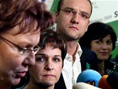 Dana Kuchtová, V�ra Jakubková, Martin �áslavka a Olga Zubová hovo�í s noviná�i krátce po vylou�ení ze Strany zelených. (8. b�ezna 2009)