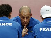 Davisov pohár R - Francie,kapitán Guy Forget hovoí s hrái Richardem Gasquetem a vpravo Michaelem Llodrou 