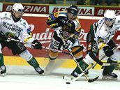 Litvínov - K. Vary: domácí Robert Reichel v souboji s karlovarským duem Milan Procházka (vlevo), Ondej Nmec