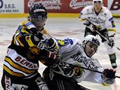 Litvínov - K. Vary: Zleva Luká Rindo z Litvínova, Frantiek Skladaný a Petr Mudroch (v pozadí)  z Karlových Var.