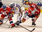 Pardubice - Plze: hostující Radek Matjovský se probíjí pardubickou obranou.