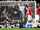 Newcastle - Manchster United: domácí Peter Lövenkrands právě překonal gólmana van der Sara a ukončil tak jeho rekordní šňůru neprůstřelnosti.