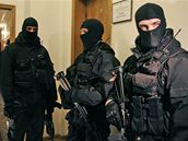 Ozbrojení policisté v budov ukrajinské spolenosti Naftogaz