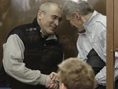 Michail Chodorkovskij a jeho spoleník Platon Lebedv u moskevského soudu (3. bezna 2009)