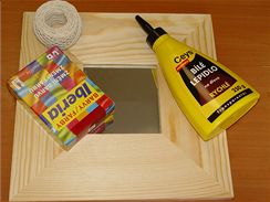Abyste mohli rámeček z neošetřeného dřeva nabarvit a ozdobit provázkem, budete potřebovat textilní barvy, sůl, lepidlo na dřevo.