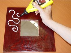 Na natřený a suchý rámeček naneste lepidlo do tvaru ornamentů (lepidlo musí být po zaschnutí transparentní). 